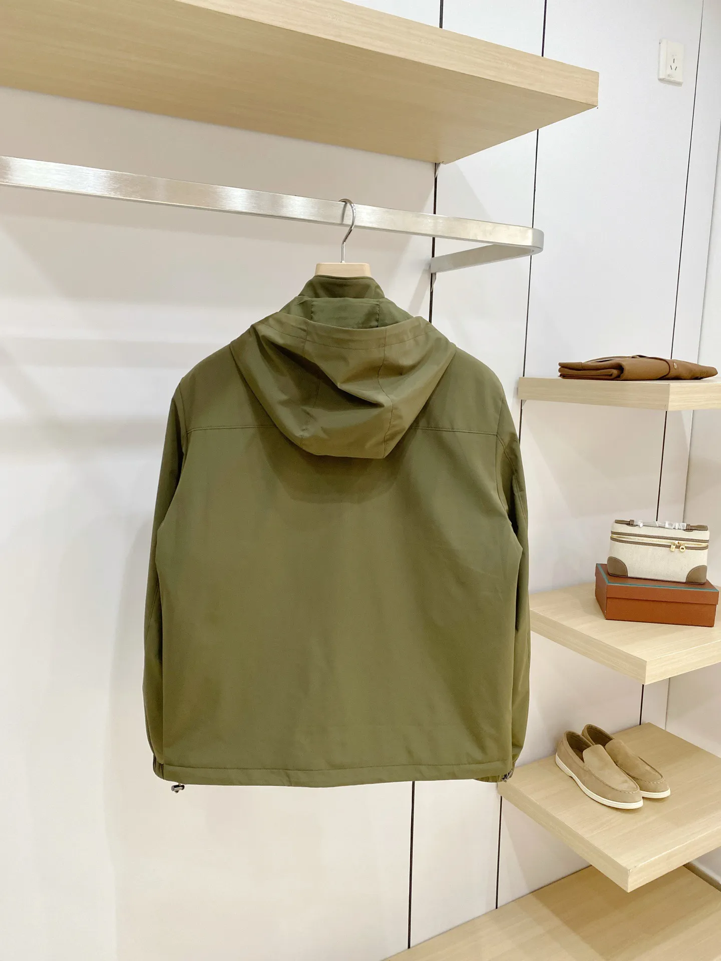 Moncler ： ， ， 。 ， ， ， 、 。 ： ， ， 、 。 Breathable， ， ， 。 ： ， ； ， ， 。 ， ， 。 ：Navy Blue、Khaki、Black ， ， 、 、 ， 。 Sizes：M-4XL